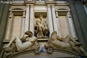 ミケランジェロによる『夜』と『昼」に装飾されたジュリアーノ・デ・メディチの霊廟